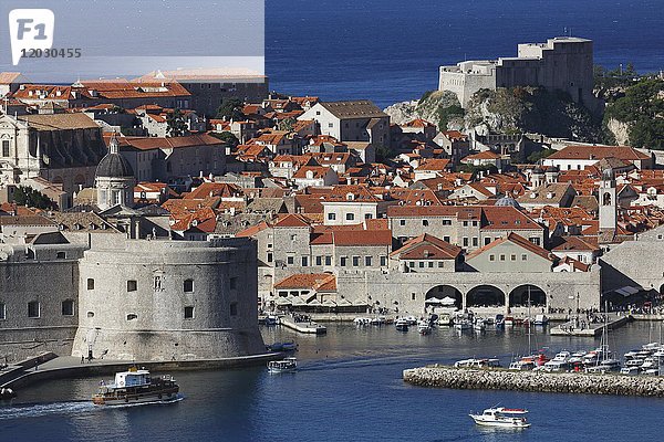 Historische Altstadt von Dubrovnik mit Stadtmauern  Festungsanlagen und Hafen  Dalmatien  Kroatien  Europa