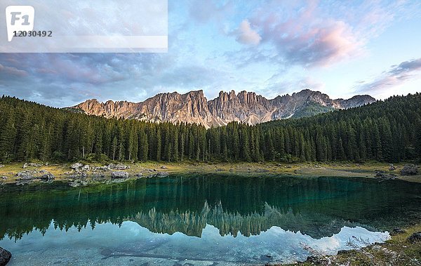 Latemar-Gruppe gespiegelt im Karersee  Lago di Carezza  Berggipfel Östliche Latemarspitze  Diamantturm  Col Coron  Welsofen  Bozen  Südtirol  Italien  Europa