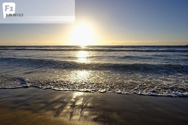 Sonnenuntergang  Strand von Sennen Cove  Sennen  Cornwall  England  Großbritannien