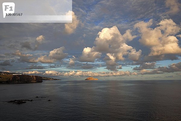 Wolken  Wolkenformation über dem Meer bei Angra do Heroismo  Abendlicht  Insel Terceira  Azoren  Portugal  Europa