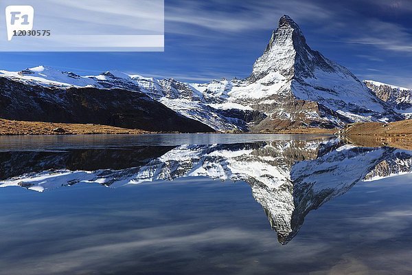 Matterhorn mit Schnee  der sich im See spiegelt  Wallis  Schweiz  Europa