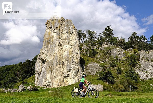 Radfahrer vor dem Kletterfelsen Burgstein  bei Dollnstein  Altmühltal  Oberbayern  Bayern  Deutschland  Europa