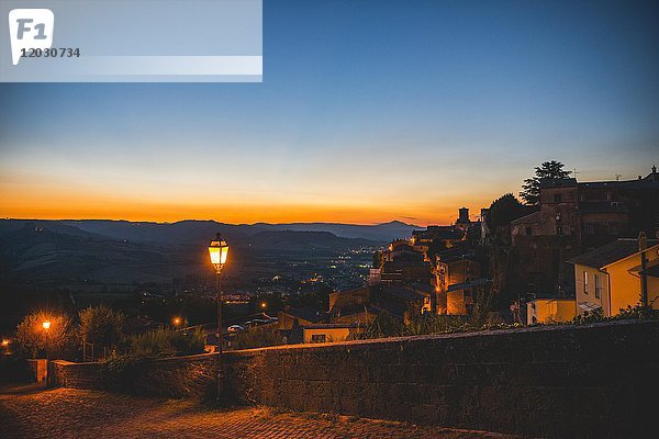 Blick auf die Altstadt  Sonnenuntergang  Orvieto  Umbrien  Italien  Europa