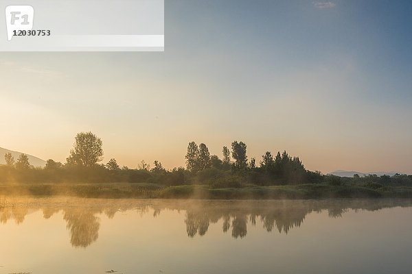 Sonnenaufgang am Zirknitz-See  Cerknisko jezero  Sicker-See  Zirknitz-Becken  Naturschutzgebiet Rakov ?kocjan  Slowenien  Europa