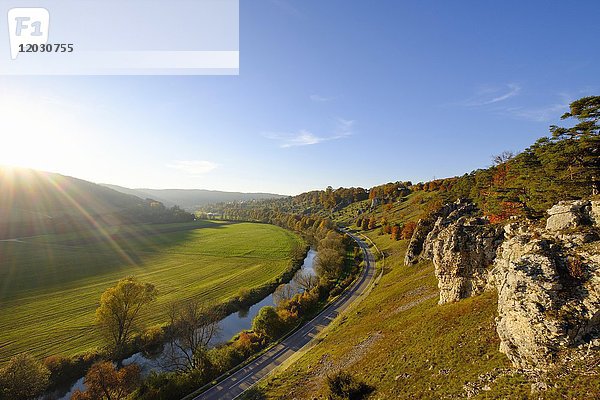 Altmühl mit Felsformation Zwölf Apostel im Herbst  Altmühltal  bei Solnhofen  Mittelfranken  Franken  Bayern  Deutschland  Europa