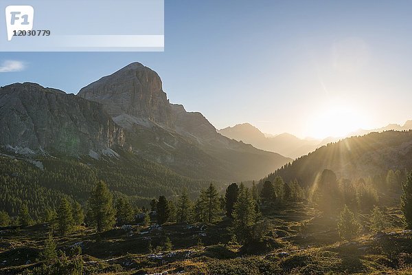 Sonnenaufgang vor den Gipfeln von Col dei Bos und Tofane  Falzaregopass  Dolomiten  Südtirol  Trentino-Südtirol  Italien  Europa