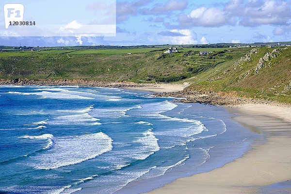 Breiter Sandstrand mit Wellen  Sennen Cove  Sennen  Cornwall  England  Großbritannien