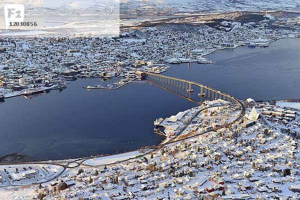 Verschneite Stadt mit Brücke  Tromsø  Tromsøysund  Troms  Norwegen  Europa