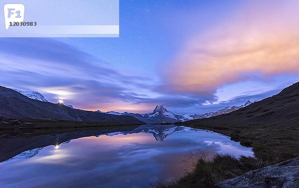Nachtansicht  Sternenhimmel  schneebedecktes Matterhorn spiegelt sich im Sellisee  Wallis  Schweiz  Europa