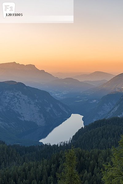Blick auf den Königssee vom Feldkogel  Funtenseetauern  Sonnenuntergang  Nationalpark Berchtesgaden  Berchtesgadener Land  Oberbayern  Bayern  Deutschland  Europa