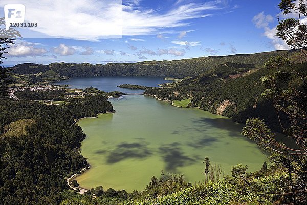 Blick auf den Vulkankrater Caldera Sete Cidades mit den Kraterseen Lagoa Verde und Lago Azul  hinter dem Dorf Sete Cidades  São Miguel  Azoren  Portugal  Europa