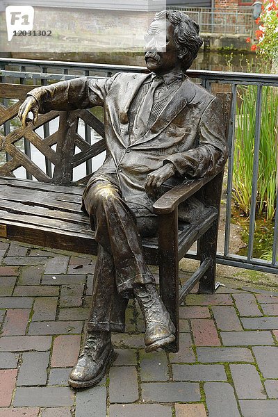 Denkmal für Mark Twain  1835-1910  amerikanischer Schriftsteller  Altstadt  Lüneburg  Niedersachsen  Deutschland  Europa