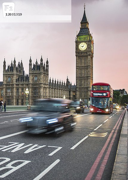 Taxi und roter Doppeldeckerbus auf der Westminster Bridge  Big Ben und Westminster Palace  Bewegungsunschärfe  Sonnenuntergang  London  England  Großbritannien