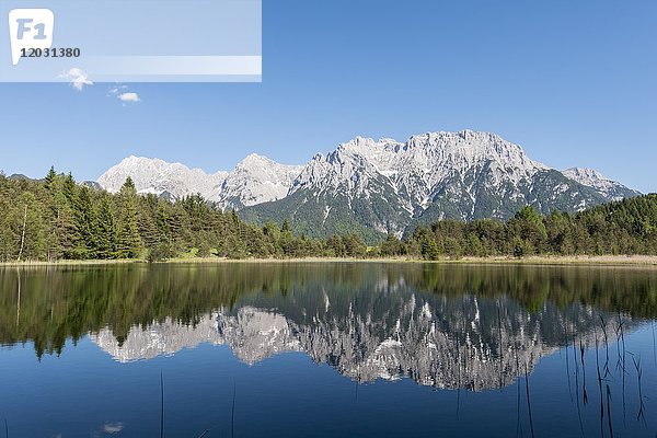 Westliche Karwendelspitze spiegelt sich im Luttensee  Karwendelgebirge  Mittenwald  Bayern  Deutschland  Europa