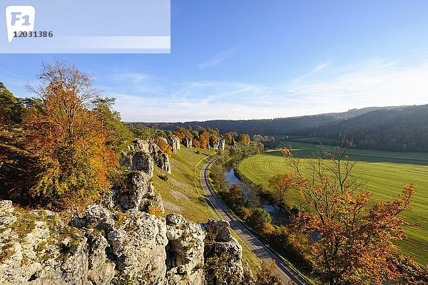 Altmühl mit Felsformation Zwölf Apostel im Herbst  Altmühltal  bei Solnhofen  Mittelfranken  Franken  Bayern  Deutschland  Europa