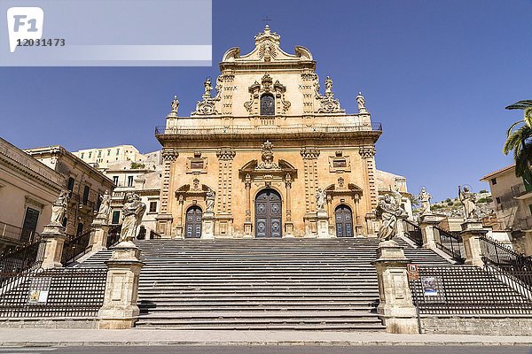 Freitreppe mit 12 Apostelstatuen  Dom Duomo di San Pietro  Modica  Monti Iblei  Val di Noto  UNESCO-Weltkulturerbe  Provincia di Ragusa  Sizilien  Italien  Europa