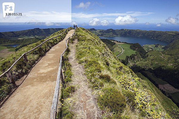 Weg zu einem Aussichtspunkt im Vulkankrater Caldera Sete Cidades  im Hintergrund rechts Kraterseen Lagoa Azul  Insel Sao Miguel  Azoren  Portugal  Europa