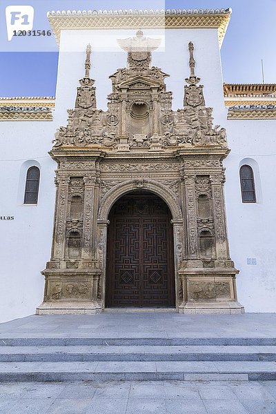Platereskes Portal mit Wappen Kaiser Karls V.  Iglesia de Santiago  Guadix  Region Marquesado  Provinz Granada  Andalusien  Spanien  Europa