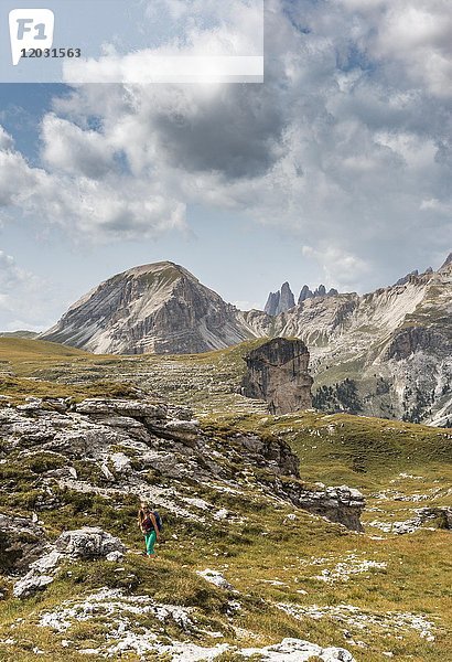 Felswände  hinter Col de La Pieres und Geislerspitzen  Naturpark Park Puez-Geisler  Dolomiten  Wolkenstein  Südtirol  Trentino-Südtirol  Italien  Europa