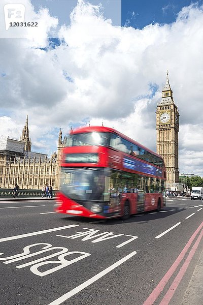Roter Doppeldeckerbus auf der Westminster Bridge  Bewegungsunschärfe  Westminster Palace und Big Ben  London  England  Großbritannien