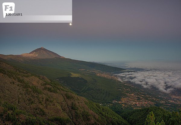 Nachtansicht der Passatwolken über dem Orotava-Tal mit dem Pico del Teide vor dem Sonnenaufgang  hinter La Palma  Teide-Nationalpark  Teneriffa  Kanarische Inseln  Spanien  Europa