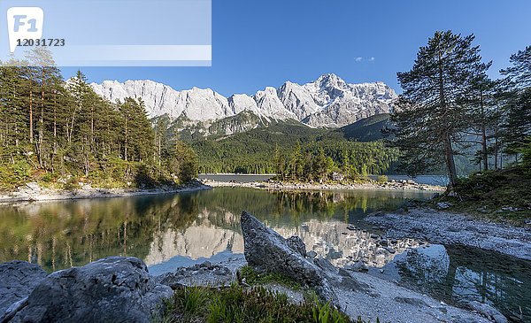 Eibsee mit Sasseninsel und Zugspitze  Wettersteingebirge  bei Grainau  Oberbayern  Bayern  Deutschland  Europa