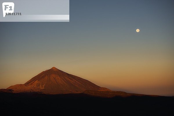 Sonnenaufgang am Pico del Teide  Observatorio del Teide  Sternwarte  Teide-Nationalpark  Teneriffa  Kanarische Inseln  Spanien  Europa