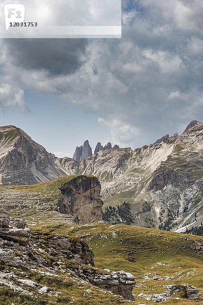 Felswände  hinter Col de La Pieres und Geislerspitzen  Naturpark Park Puez-Geisler  Dolomiten  Wolkenstein  Südtirol  Trentino-Südtirol  Italien  Europa