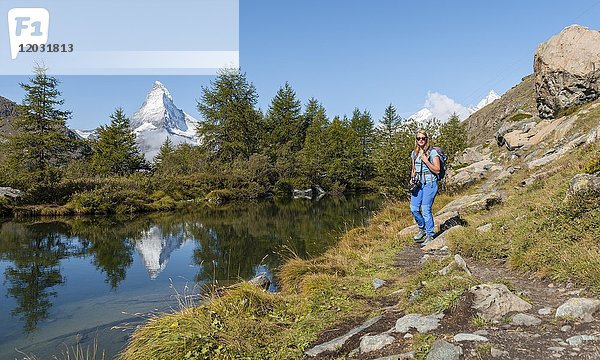 Wanderung auf dem 5-Seen-Wanderweg  schneebedecktes Matterhorn spiegelt sich im See  Grindijsee  Wallis  Schweiz  Europa