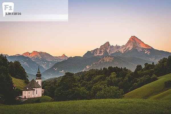 Wallfahrtskirche Maria Gern  Blick bei Sonnenuntergang auf den Watzmann vom Hochtal aus  Berchtesgadener Alpen  Berchtesgaden  Berchtesgadener Land  Oberbayern  Bayern  Deutschland  Europa