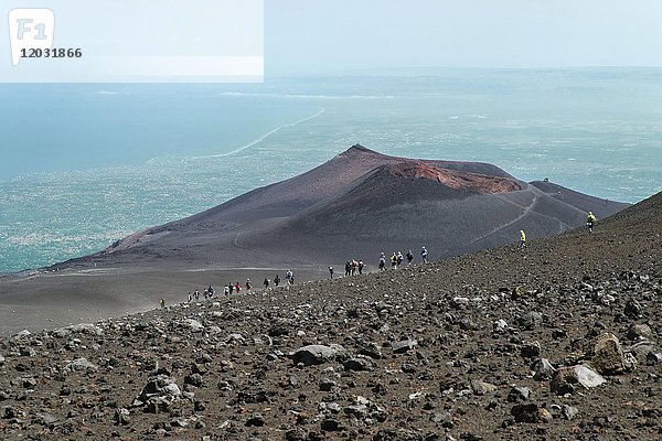 Wandergruppe  Seitenkrater Monte Escriva  Vulkan  Ätna  Sizilien  Italien  Europa