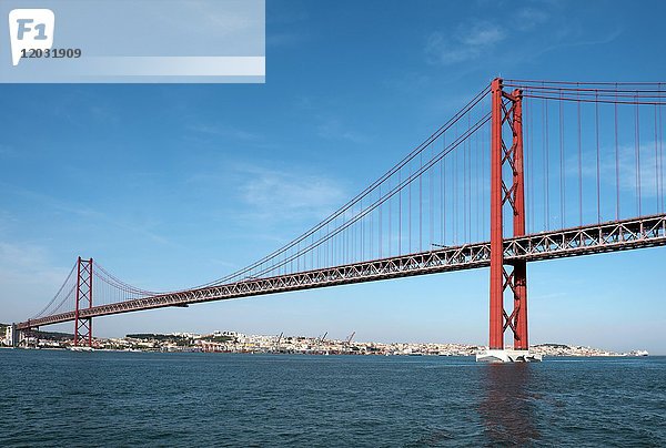 Brücke des 25. April  Ponte 25 de Abril über den Fluss Tejo  Lissabon  Portugal  Europa