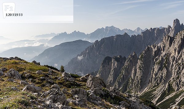 Blick ins Tal vom Wanderweg zu den Drei Zinnen  Sextner Dolomiten  Südtirol  Trentino-Südtirol  Südtirol  Italien  Europa