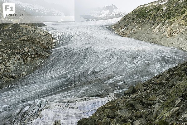Rhonegletscher in Wolken  unten weisse Tücher gegen das Schmelzen der Gletscherhöhle  Obergoms VS  Wallis  Schweiz  Europa