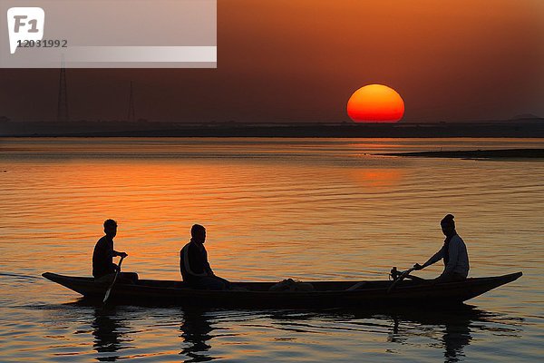 Boot bei Sonnenuntergang auf dem Fluss Brahmaputra  Assam  Indien  Asien
