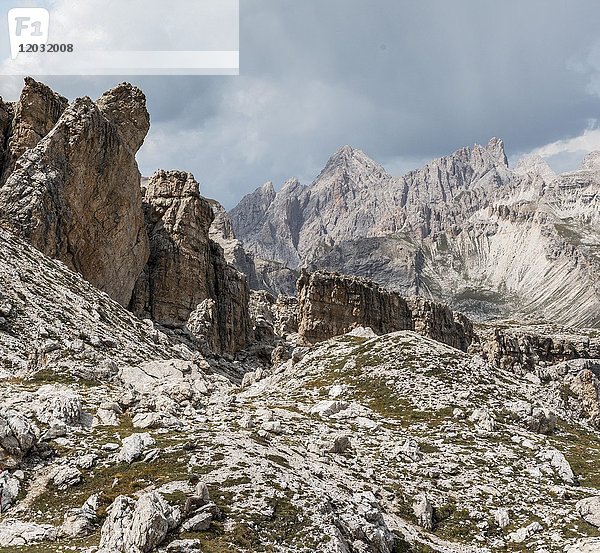 Felslandschaft  hinter Col de La Pieres  Wanderweg zum Passo Cir  Naturpark Park Puez-Geisler  Dolomiten  Wolkenstein  Südtirol  Trentino-Südtirol  Italien  Europa