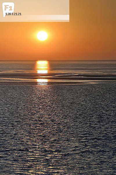 Sonnenuntergang über dem Wattenmeer  Nordsee  Niedersachsen  Deutschland  Europa