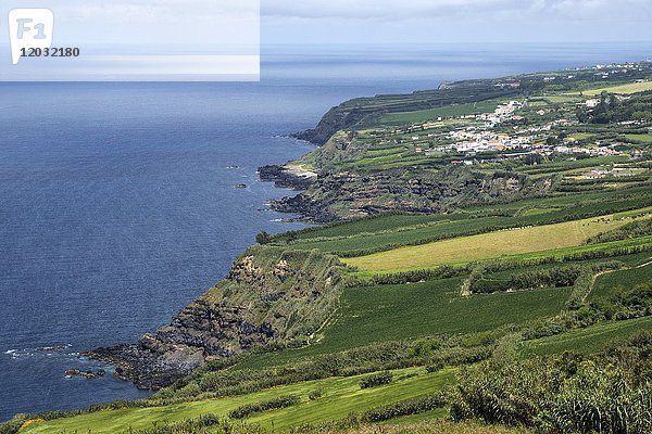 Blick auf die Südwestküste bei Feteiras  Insel Sao Miguel  Azoren  Portugal  Europa