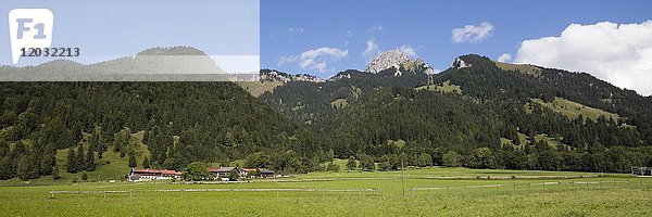 Landkreis Osterhofen  Bayrischzell  im Hintergrund der Wendelstein  Mangfallgebirge  Voralpen  Oberbayern  Bayern  Deutschland  Europa