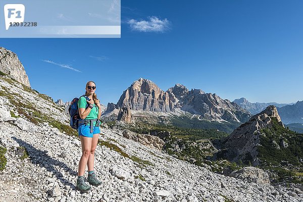 Frau auf Wanderweg nach Nuvolau und Averau  Blick auf Tofane  Dolomiten  Südtirol  Trentino-Südtirol  Italien  Europa