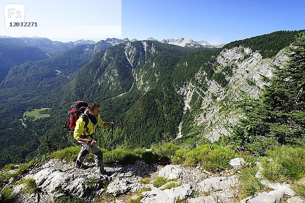 Wanderer beim Aufstieg zum Triglav über die sieben Seen  Nationalpark Triglav  Julische Alpen  Slowenien  Europa