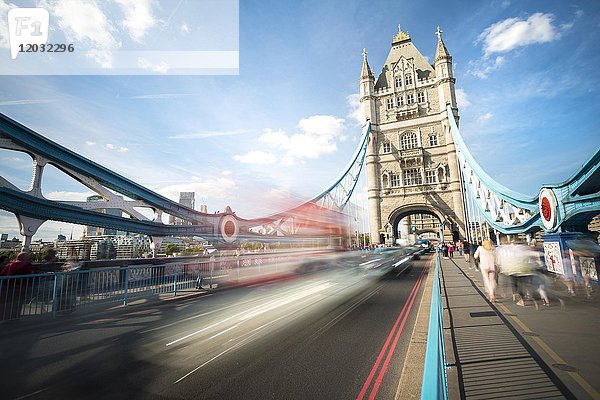 Verkehr auf der Tower Bridge  Bewegungsunschärfe  Tower Bridge  London  London  England  Großbritannien