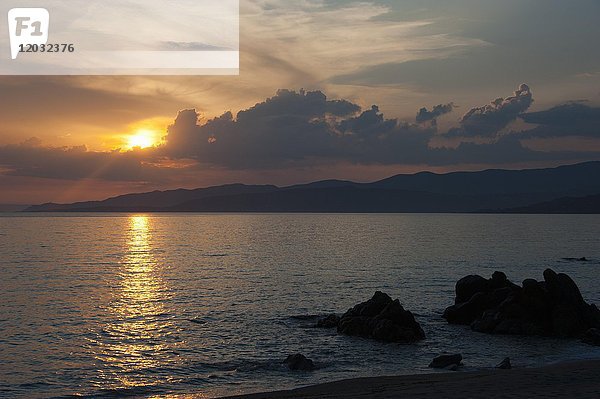 Sonnenuntergang am Strand von Capu Laurosu  Korsika  Frankreich  Europa