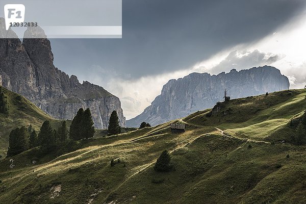 Grödnerjoch  Passo Gardena  2121m  auf der Rückseite der Murfreitspitze und des Wesselyturms  Naturpark Puez-Geisler  Dolomiten  Wolkenstein  Südtirol  Trentino-Südtirol  Italien  Europa