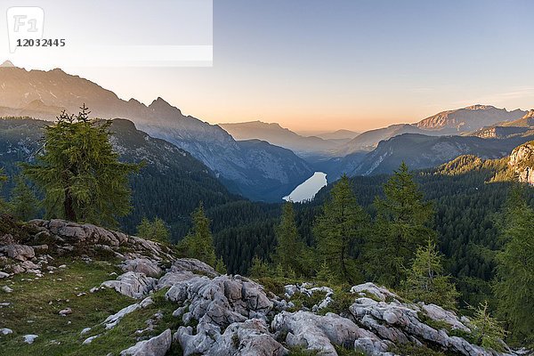 Panorama  Blick über den Königsee vom Feldkogel  links Watzmann Südspitze und Watzmann-Kinder  Sonnenuntergang  Nationalpark Berchtesgaden  Berchtesgadener Land  Oberbayern  Bayern  Deutschland  Europa