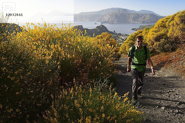 Wanderer auf dem Weg zum Gran Cratere  Insel Vulcano  Liparische Inseln  Italien  Europa