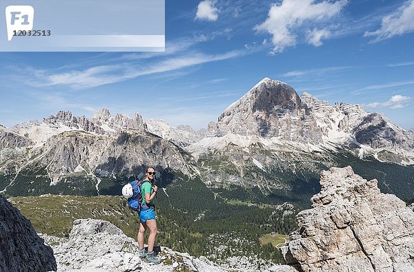 Frau auf Klettersteig nach Nuvolau und Averau  Blick auf Tofane  Dolomiten  Südtirol  Trentino-Südtirol  Italien  Europa