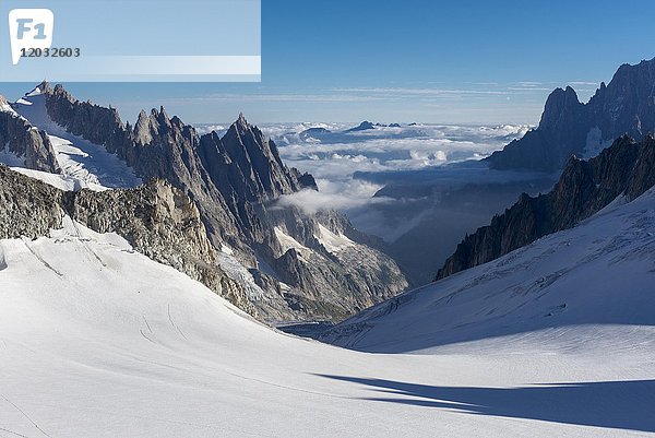 Fahrt mit der Télécabine Panorama Mont-Blanc  Gletscher Glacier du Geant  im Rücken Aiguille Verte mit Doppelgipfel Aiguille du Dru auf dem Westgrat  Courmayeur  Valle d' Aosta  Autonome Region Aostatal  Italien  Europa