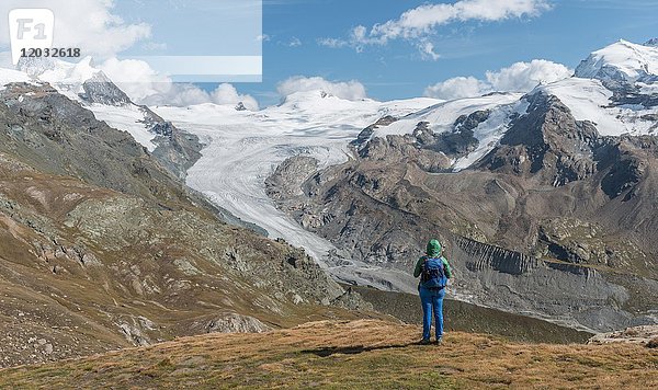 Wanderer blickt vom Unterrothorn auf den Findelgletscher  Gletscherzunge  Zermatt  Wallis  Schweiz  Europa