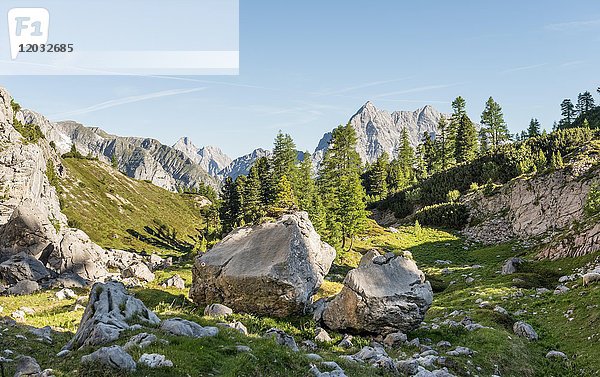 Blick auf den Watzmann  Wanderweg zum Königssee und zur Wasseralm  nahe dem Kärlinger Haus  Berchtesgadener Alpen  Nationalpark Berchtesgaden  Oberbayern  Bayern  Deutschland  Europa